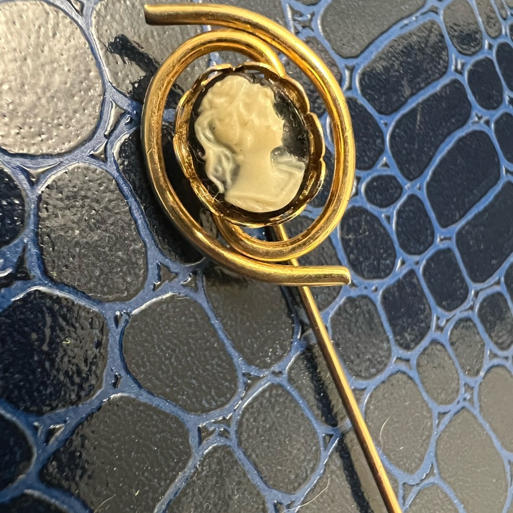 Unique Vintage Gold Cameo Brooch no stamps
